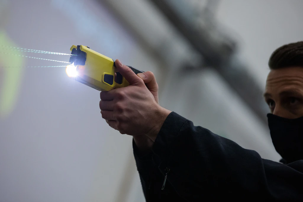 Sind 50.000 Volt besser als eine Schusswaffe? Berliner Polizisten bald mit Taser