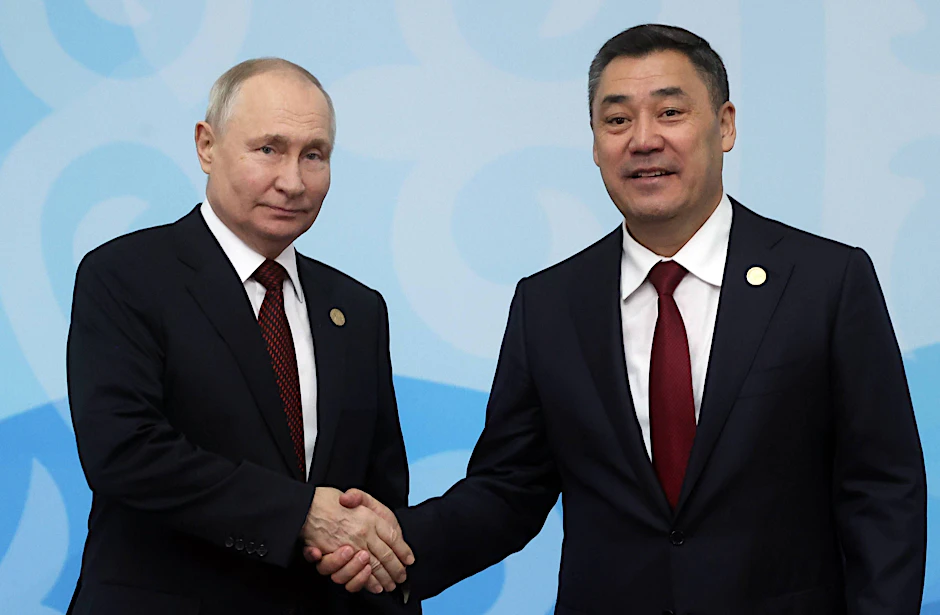 Der russische Präsident Wladimir Putin (l.) und der Präsident Kirgistans Sadyr Dschaparow –&nbsp;die Verbindungen zwischen den beiden Ländern sind traditionell eng.