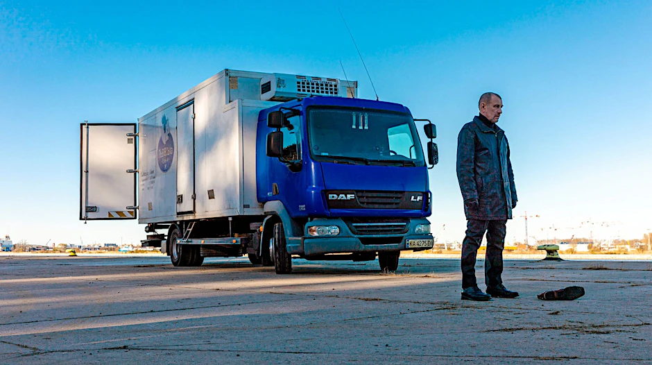 HANDOUT - Michail Leskow (Jevgenij Sitochin) auf dem Parkplatz des Kühllasters in einer Szene des Films «Schlepper - Der Usedom-Krimi».  