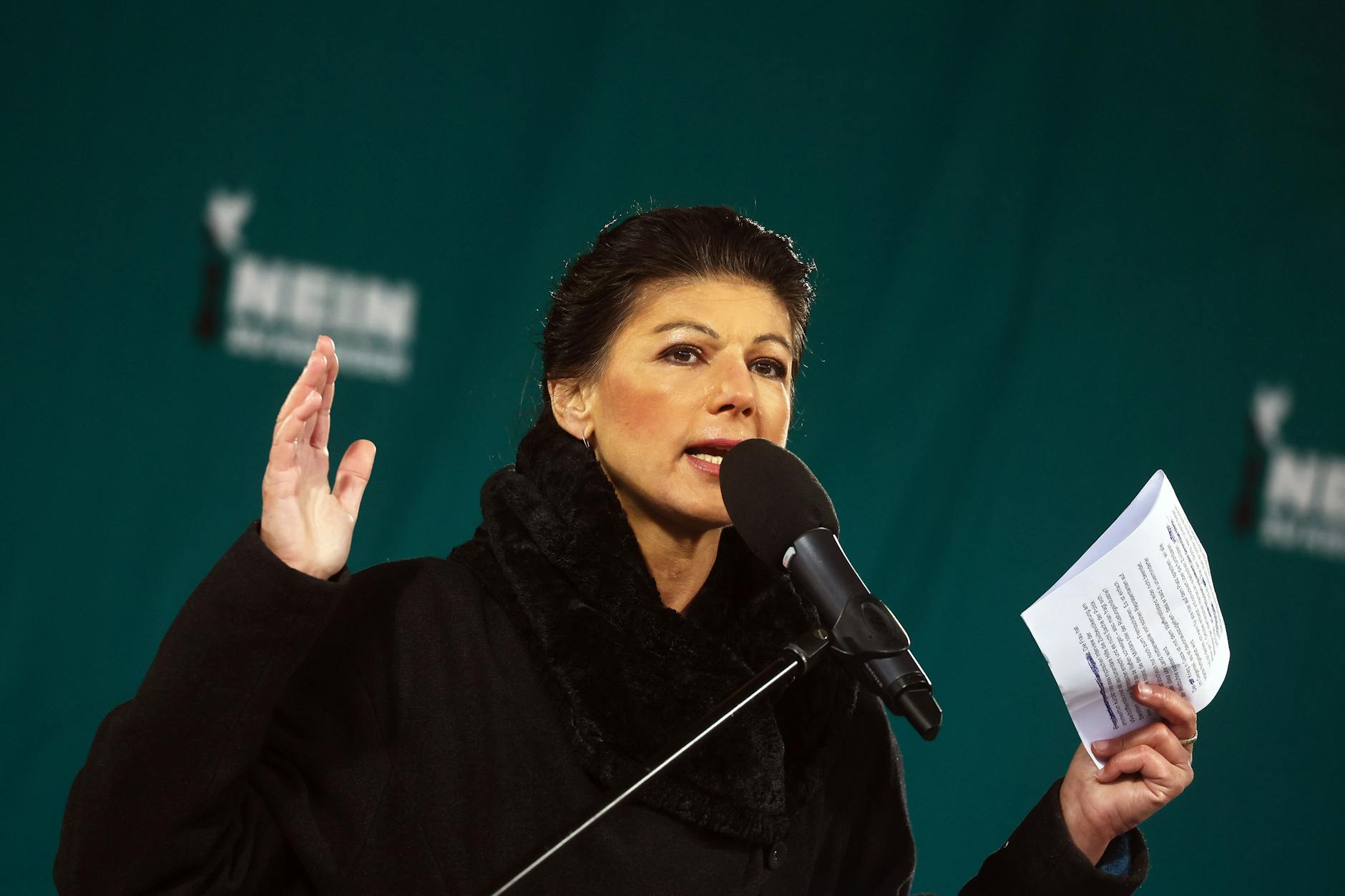 Demo für den Frieden und gegen Rüstungsexporte am Brandenburger Tor am Sonnabend in Berlin: Sahra Wagenknecht während ihrer Rede.