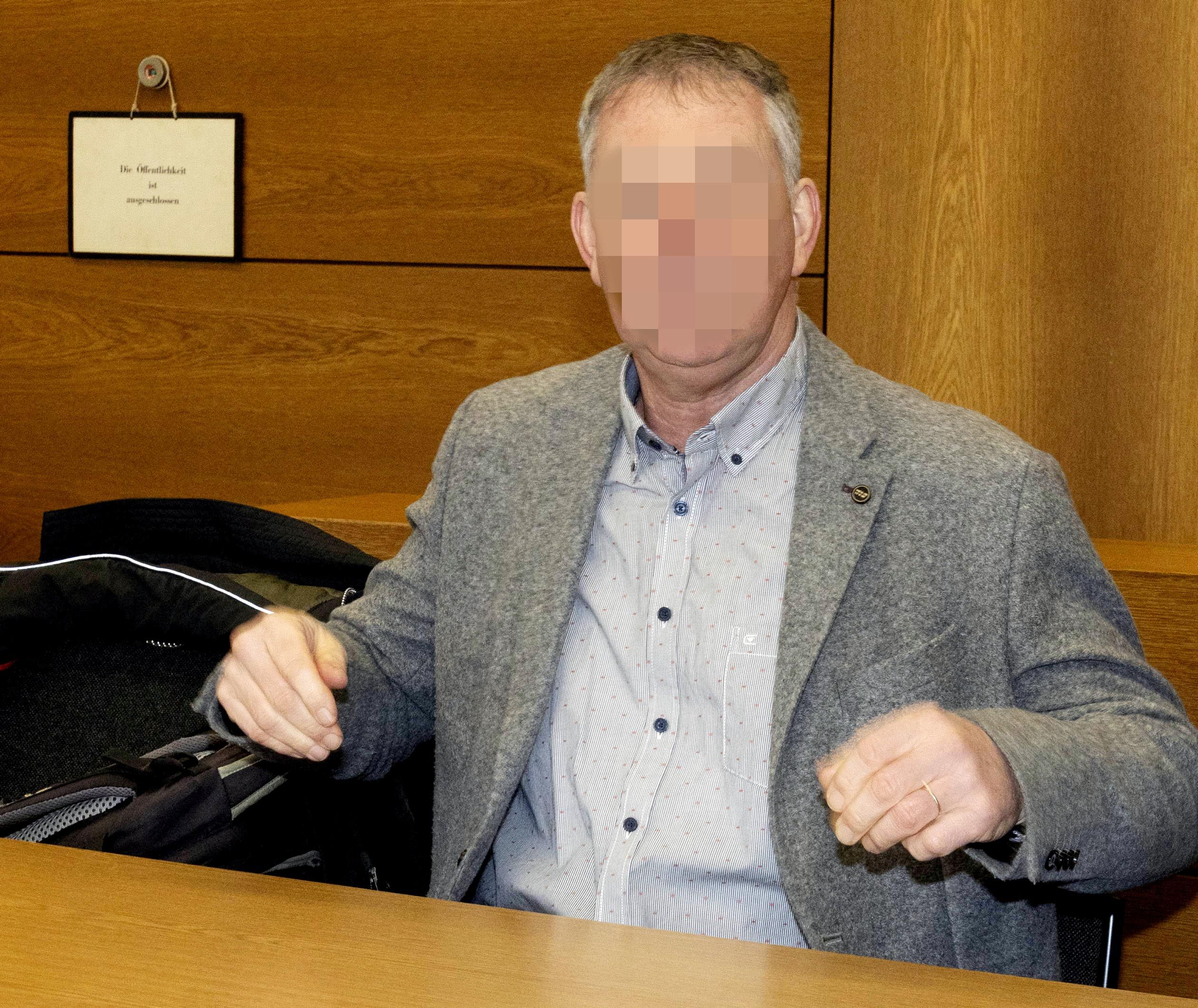 Nazi-Opfer verhöhnt! Volksverhetzer lässt sich vor Gericht feiern