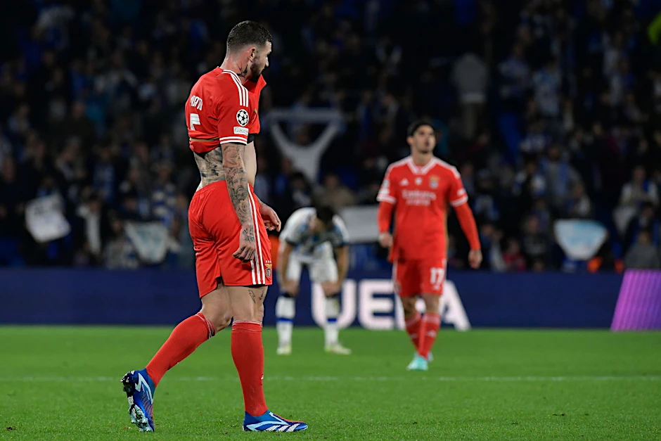 Das Spiel zwischen Real Sociedad San Sebastián und Benfica Lissabon musste kurz unterbrochen werden.  