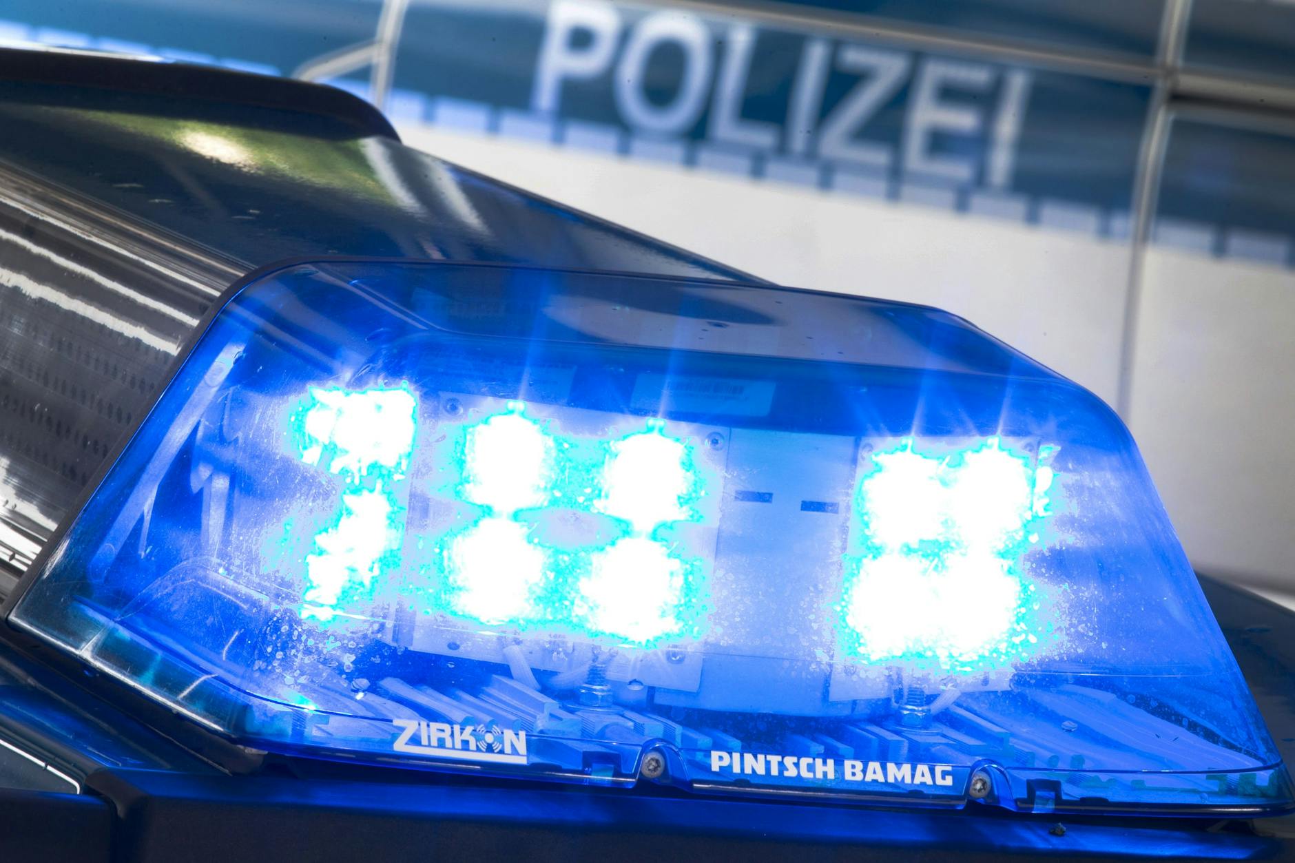 Ein Blaulicht leuchtet auf dem Dach eines Polizeiwagens. In Berlin werden immer mehr Männer zu Opfern häuslicher Gewalt.