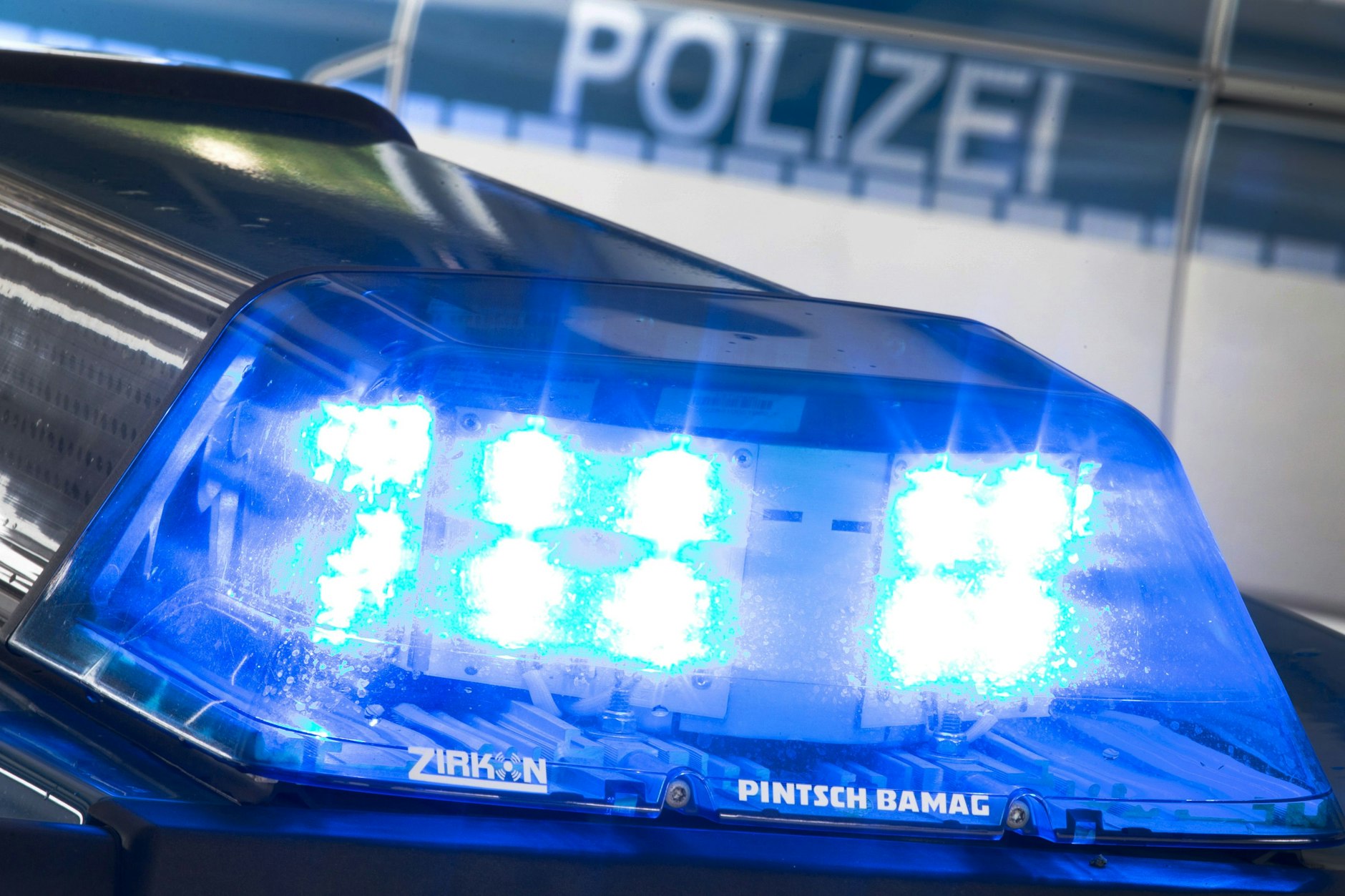 Ein Blaulicht leuchtet auf dem Dach eines Polizeiwagens. In Berlin werden immer mehr Männer zu Opfern häuslicher Gewalt.