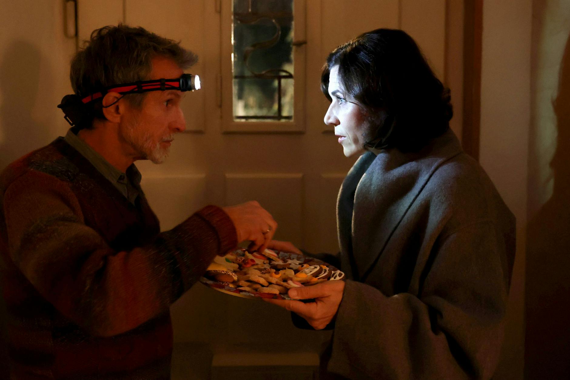 Ein gutes Gespann: Tanzlehrer und Psychiaterin (Ulrich Matthes und Nina Kunzendorf) in „Winterwalzer“.