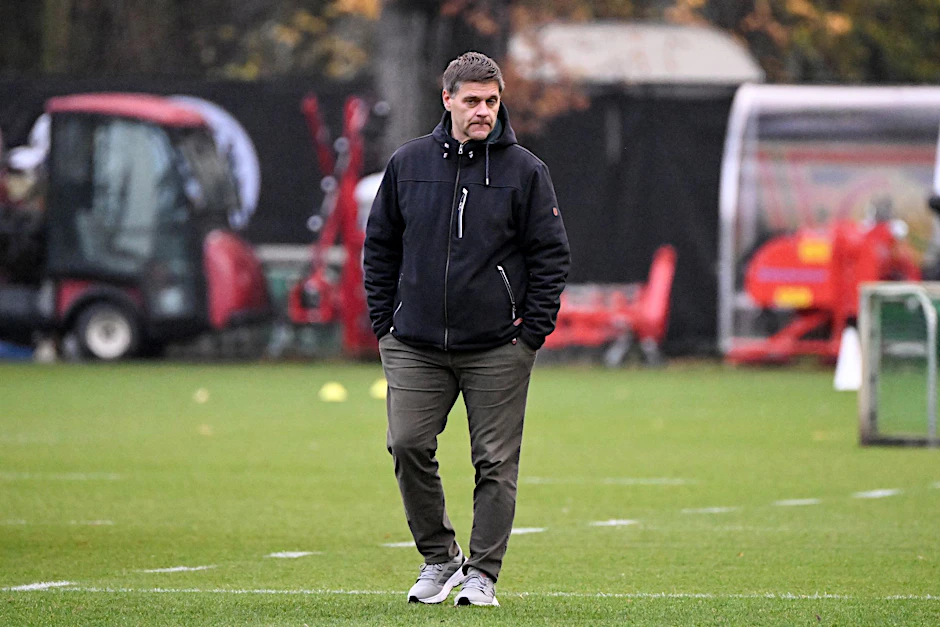 Oliver Ruhnert, Geschäftsführer Profifußball beim 1. FC Union Berlin, läuft während des Trainings über den Rasen.  
