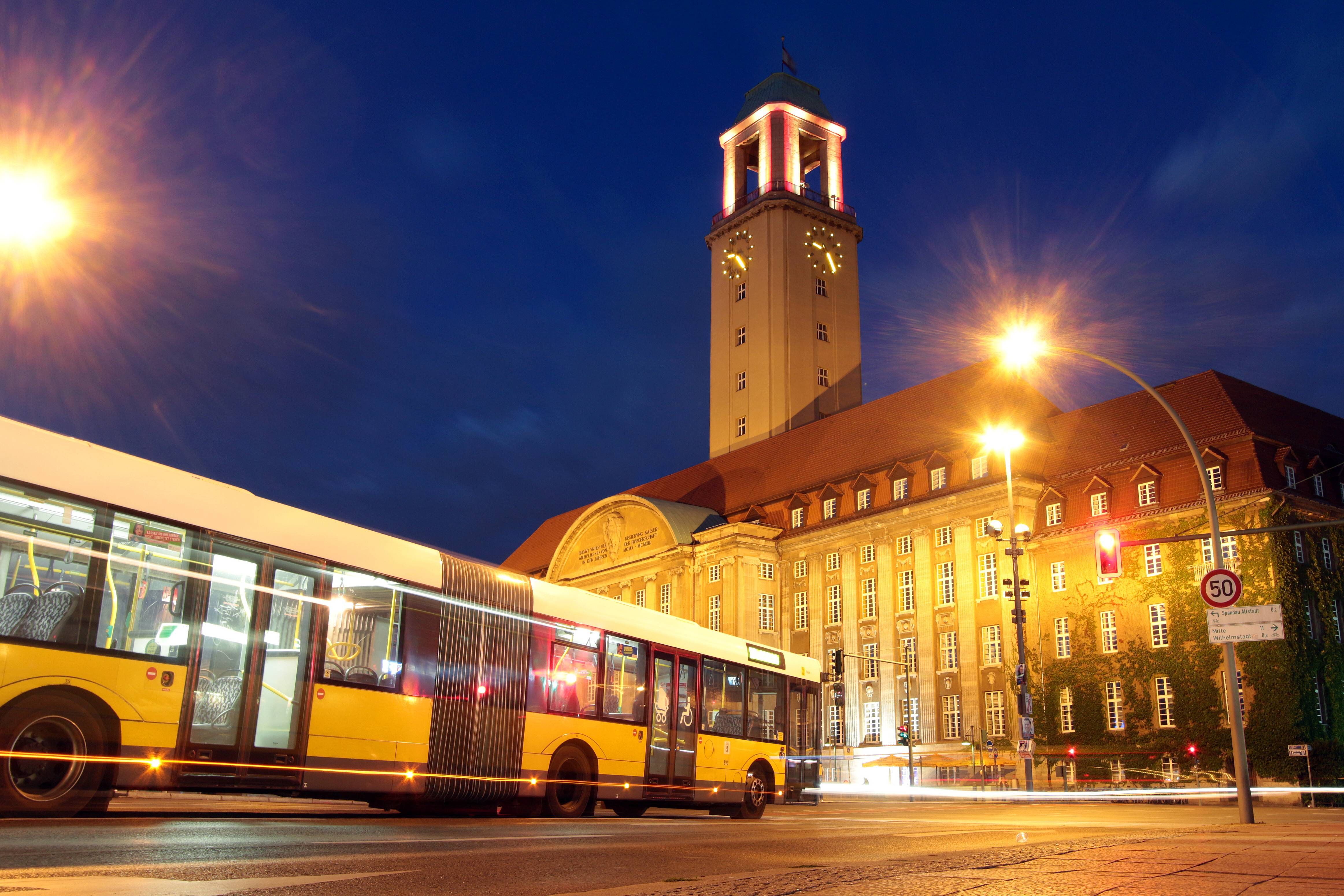 Betrunkener randaliert in BVG-Bus und zerschlägt Fensterscheiben in Berlin-Spandau