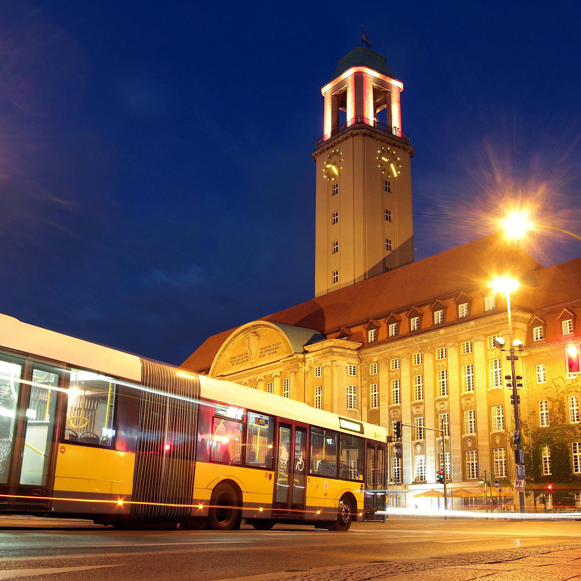 Betrunkener randaliert in BVG-Bus und zerschlägt Fensterscheiben in Berlin-Spandau