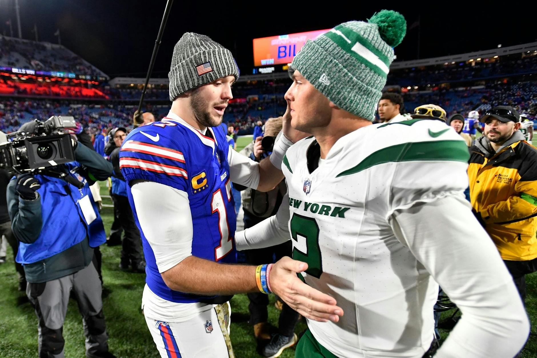 Jets-Quarterback Zach Wilson (r) gratuliert Bills-Quarterback Josh Allen zum Sieg.