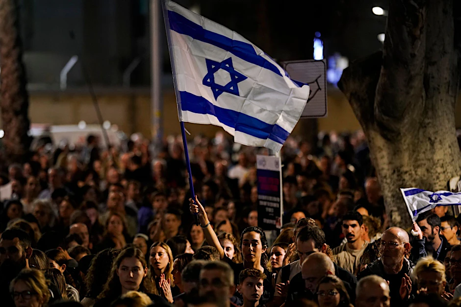 Menschen nehmen in Tel Aviv an einer Solidaritätskundgebung für die von der Hamas entführten Geiseln teil.  