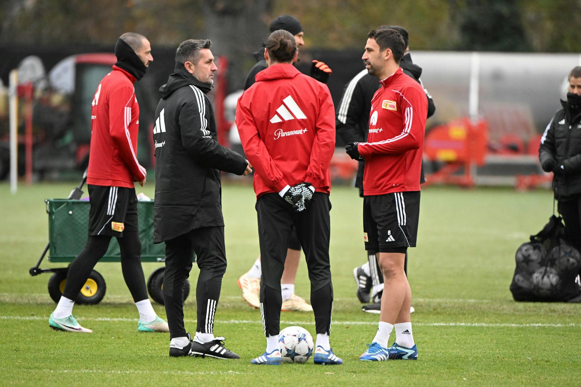 Unions neuer Cheftrainer Nenad Bjelica suchte am Montag sofort das Gespräch mit Christopher Trimmel und Rani Khedira (r.).