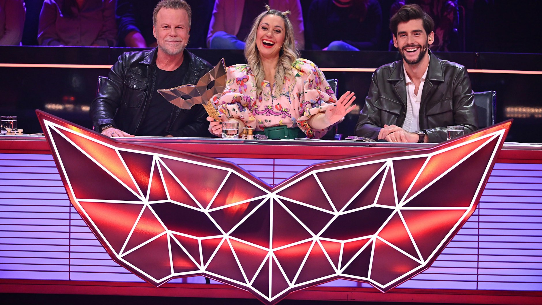 Jenke von Wilmsdorff saß in der ersten Show neben Ruth Moschner und Alvaro Soler am Ratepult von Masked Singer.