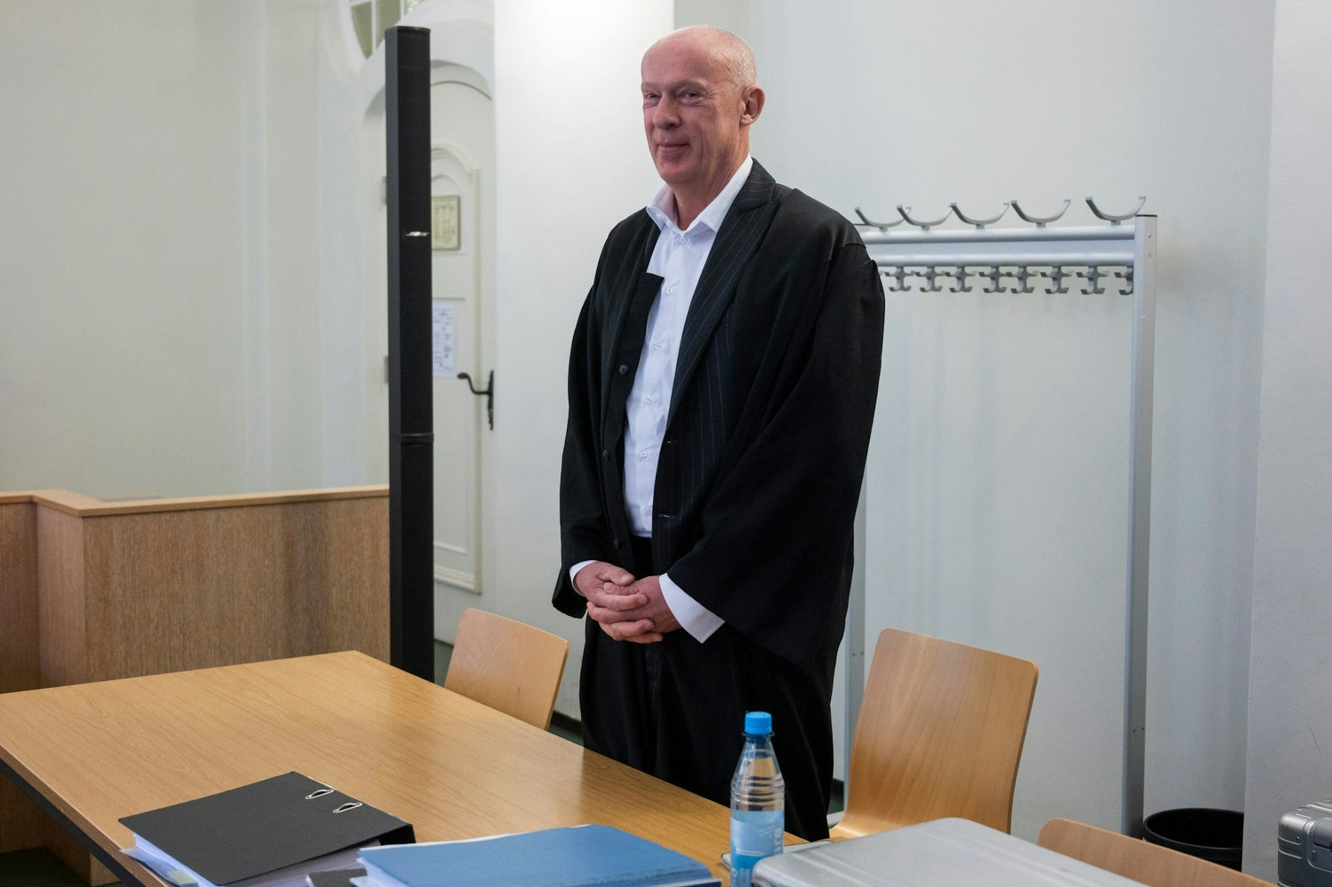 Joachim Steinhöfel steht in einem Saal im Landgericht Berlin.