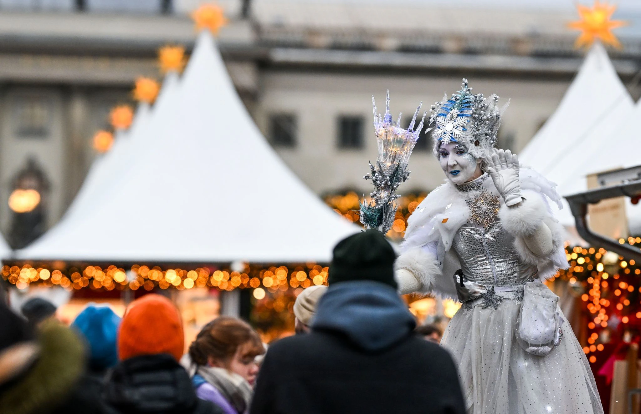 Es weihnachtet sehr: Eine als Eiskönigin verkleidete Darstellerin ist auf dem Weihnachtsmarkt an der Staatsoper in Berlin unterwegs. Dieser öffnet seine Tore vom 27. November bis 31. Dezember 2023.  