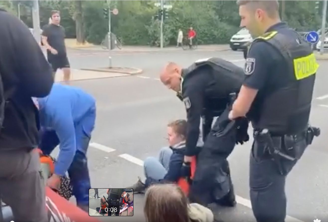 Wütender Autofahrer riss Klimakleberin von der Straße