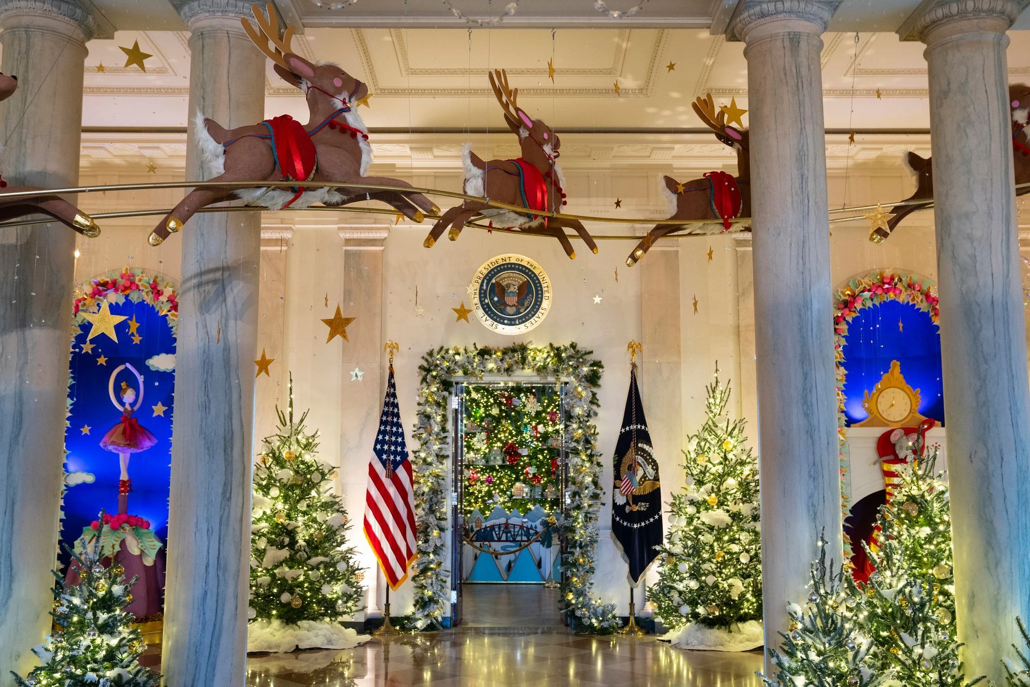 Die diesjährige Weihnachtsdekoration im Weißen Haus ist wieder aufwendig. Auf dem Gelände der US-Regierungszentrale wurden 98 Tannenbäume verteilt, 142.425 Lichter angebracht und 4,5 Kilometer Schmuckband zu Schleifen und anderen Verzierungen verarbeitet. Dazu kommen 22.100 Glocken und 33.892 Christbaumkugeln.  