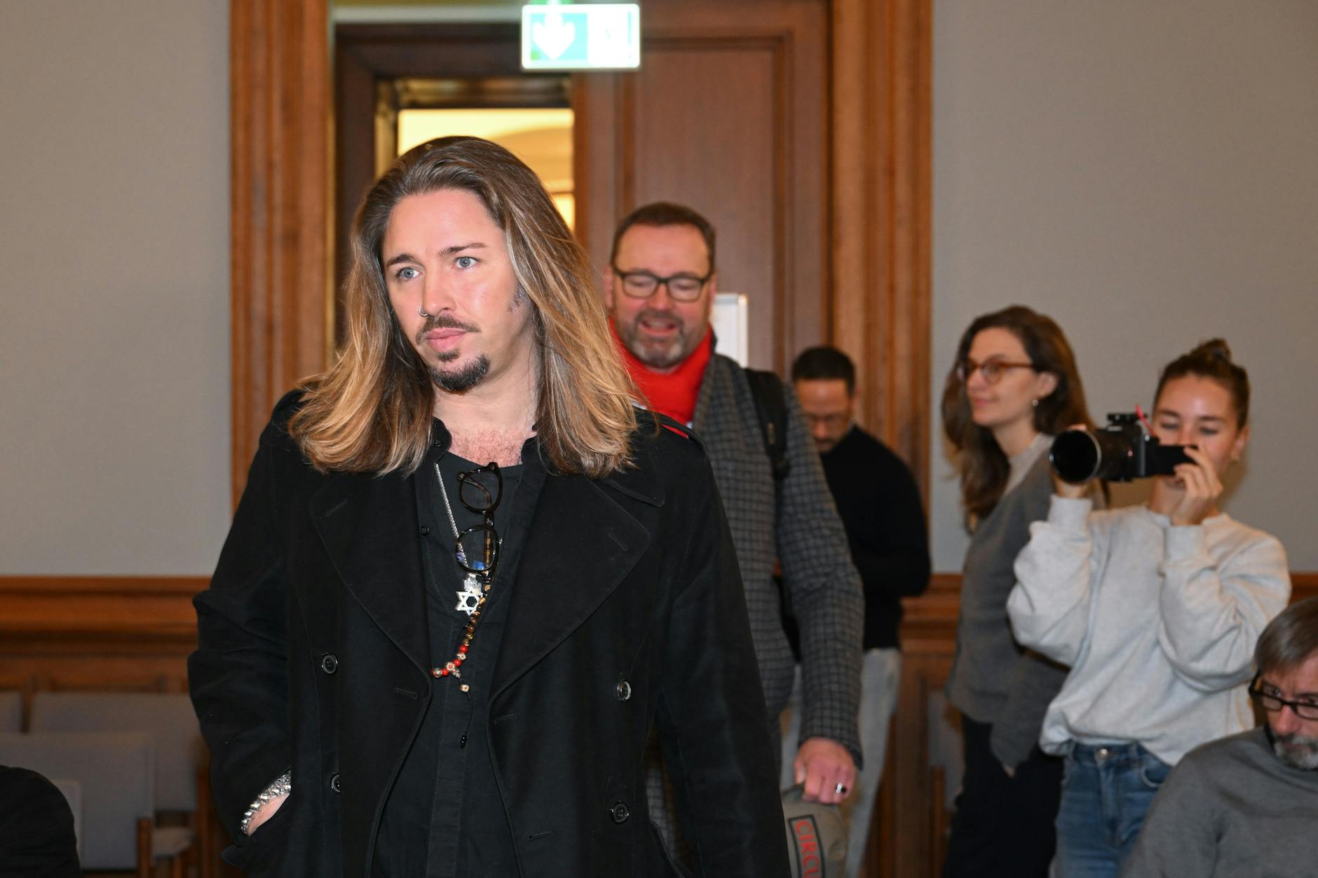 Der deutsche Rockmusiker Gil Ofarim (l) betritt den Saal des Landgerichts in Leipzig mit einem seiner Anwälte.