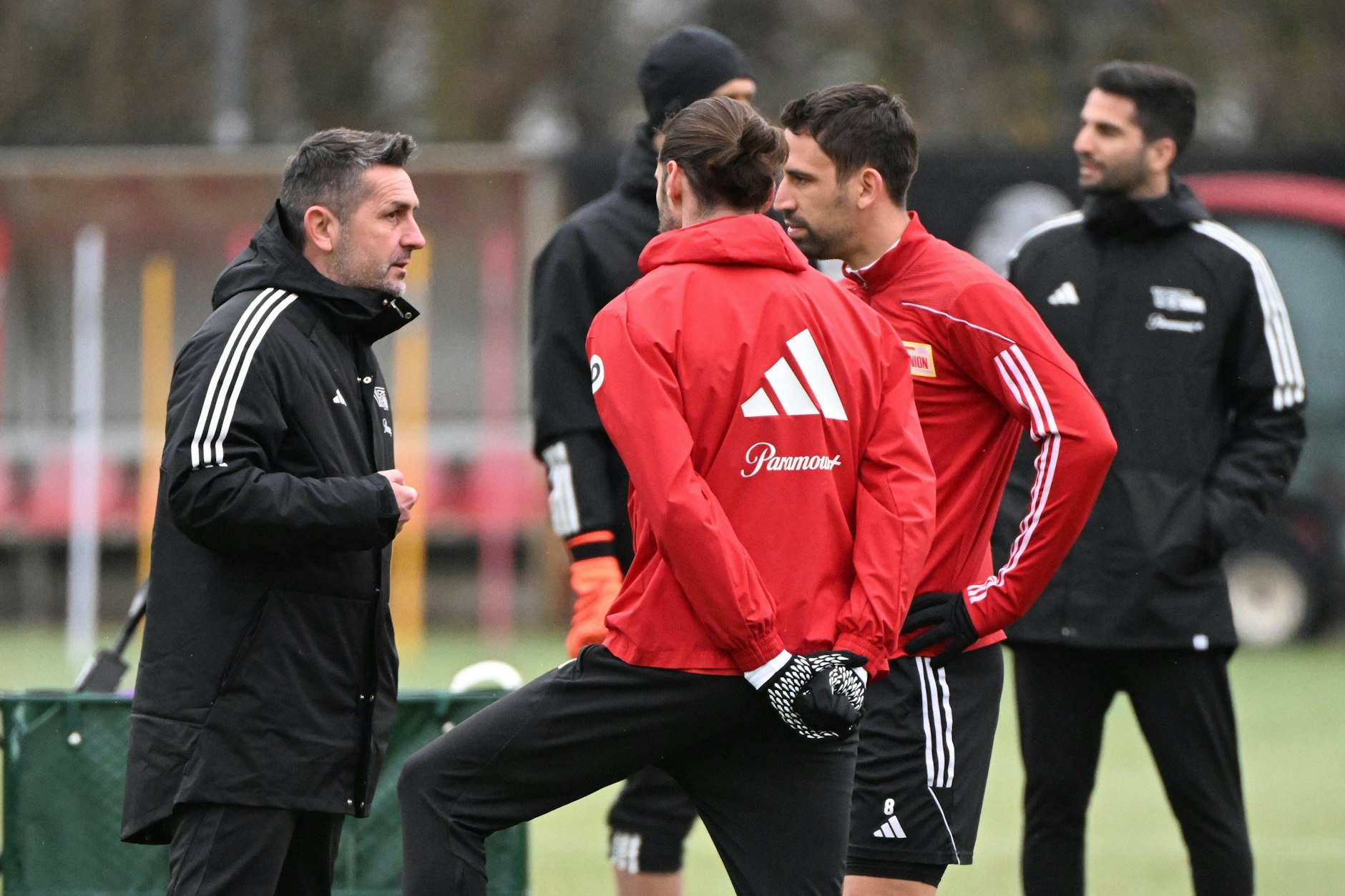 Rani Khedira (r.) und Christopher Trimmel wird es freuen: Unions neuer Cheftrainer Nenad Bjelica (l., 52.) macht Spieler besser.