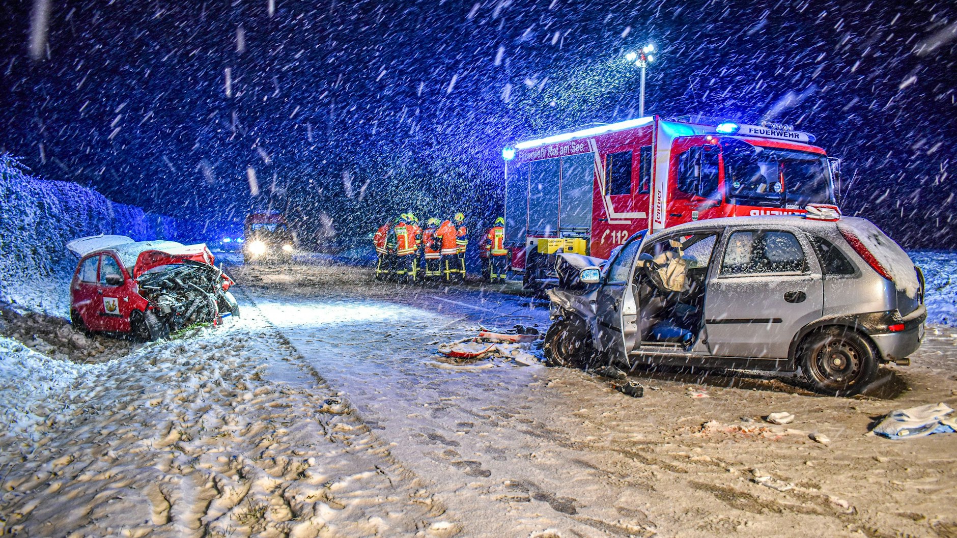 Das Schneechaos in Deutschland fordert Todesopfer. Bei einem Frontalzusammenstoß auf schneeglatter Straße ist ein 71 Jahre alter Mann im Landkreis Schwäbisch Hall&nbsp;ums Leben gekommen.