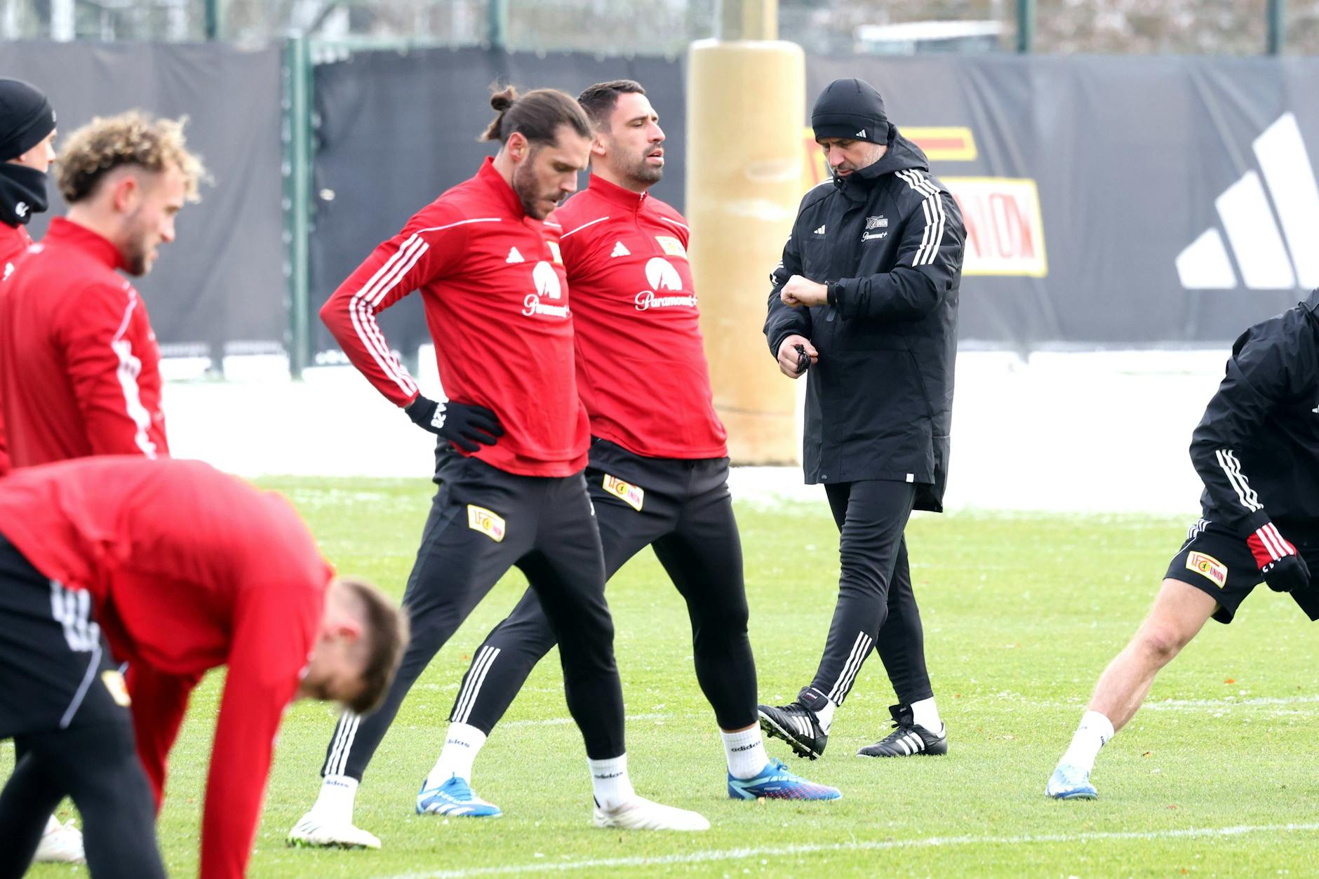 Unions Cheftrainer Nenad Bjelica schaut vor dem Spiel in Braga auf die Uhr: Noch ist die Zeit für den 1. FC Union in der Champions League nicht abgelaufen. 