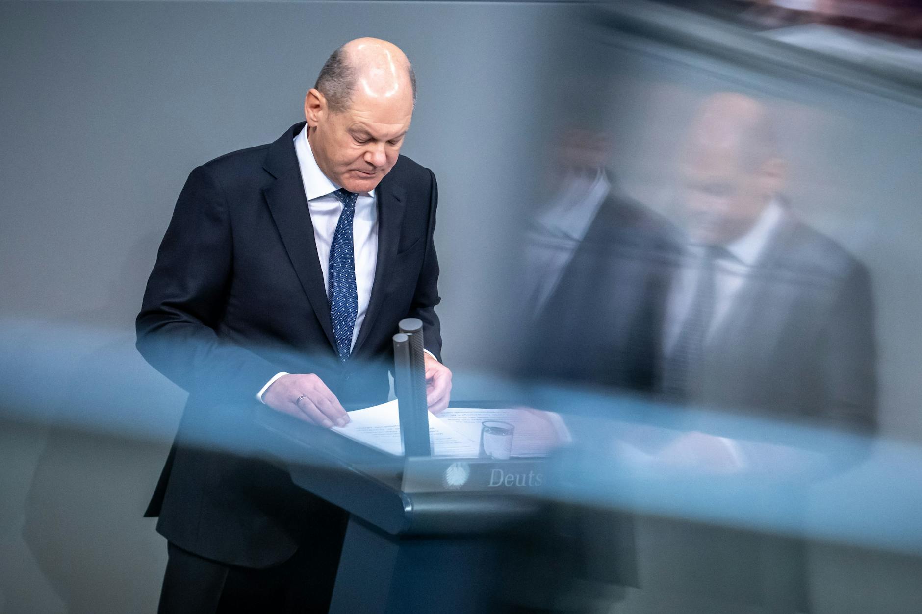 Bundeskanzler Olaf Scholz (SPD) bei seiner Regierungserklärung zur Haushaltslage im Bundestag.