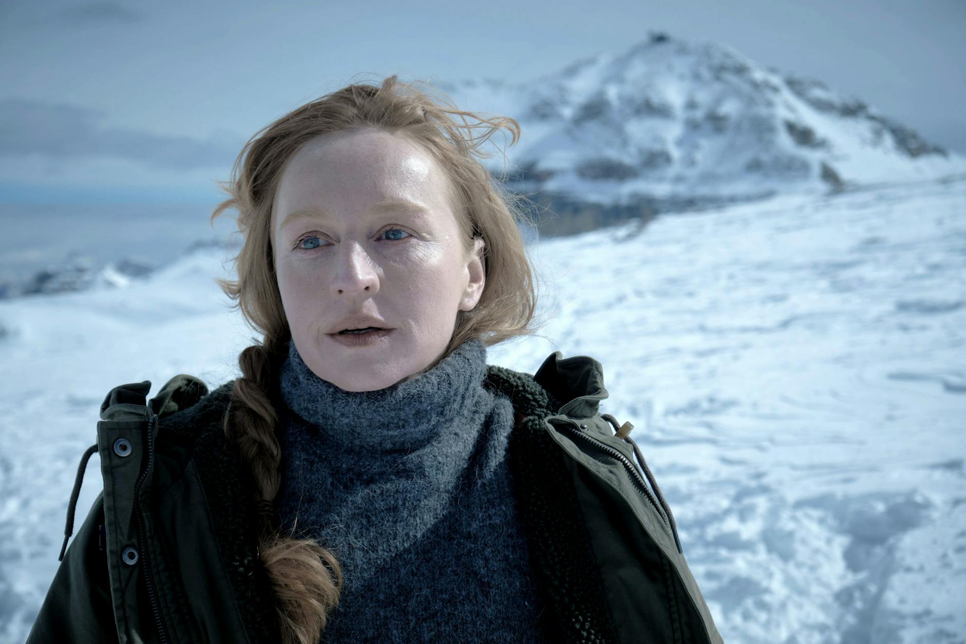 Die neue Mystery-Thriller-Serie „Schnee“ ab Mittwoch in der ARD: Lucia (Brigitte Hobmeier) steht am Muttstein. Sie entdeckt, dass die Geheimnisse des Dorfes nur aufgedeckt werden können, wenn sie sich dem Mythos des Berges stellt. 