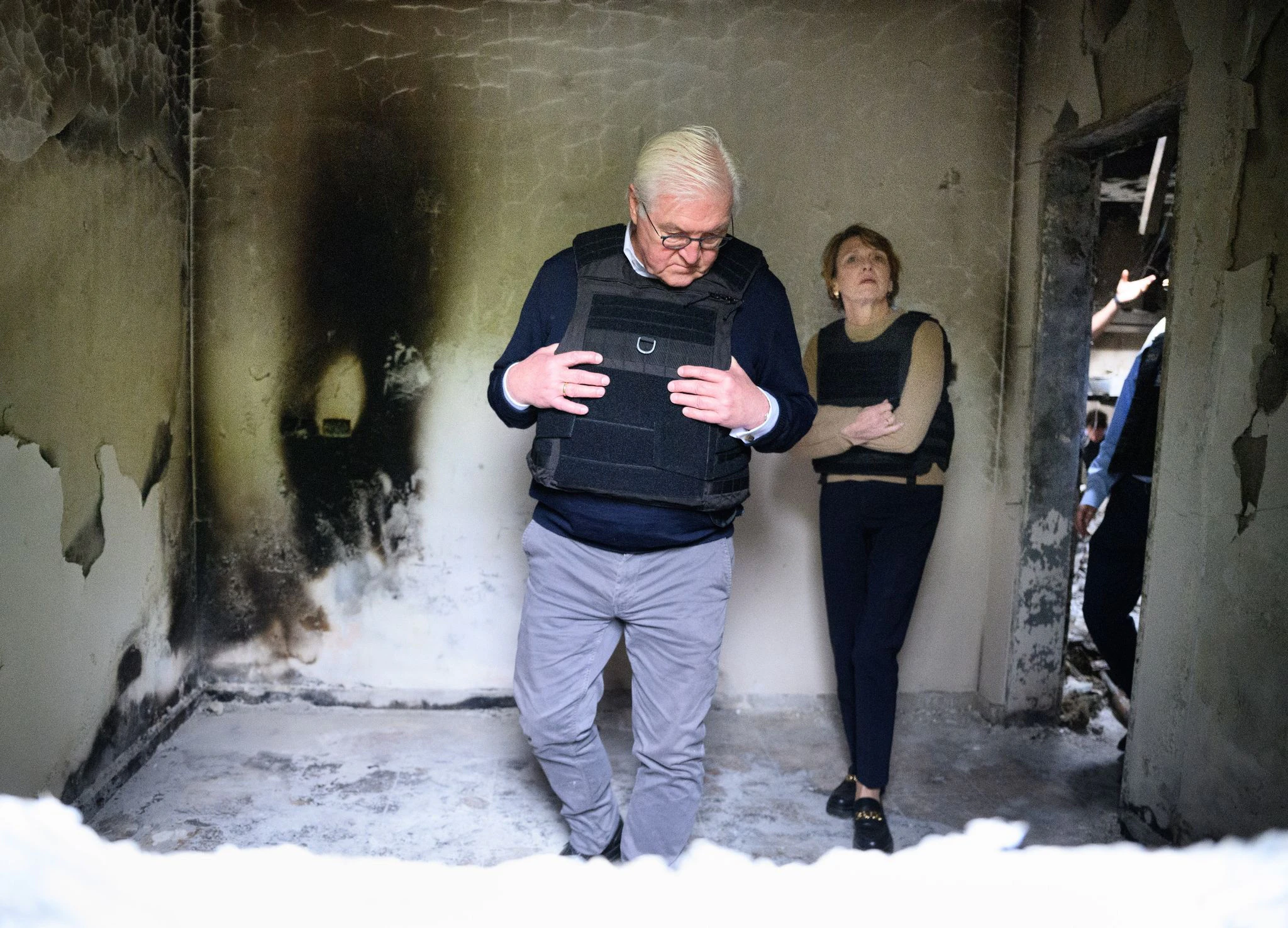Bundespräsident Frank-Walter Steinmeier und seine Frau Elke Büdenbender besuchen den Kibbuz Beeri im Grenzgebiet zum Gaza-Streifen im Süden Israels. Der Kibbuz ist einer der von den terroristischen Massakern der Hamas am schwersten getroffenen Orte.  
