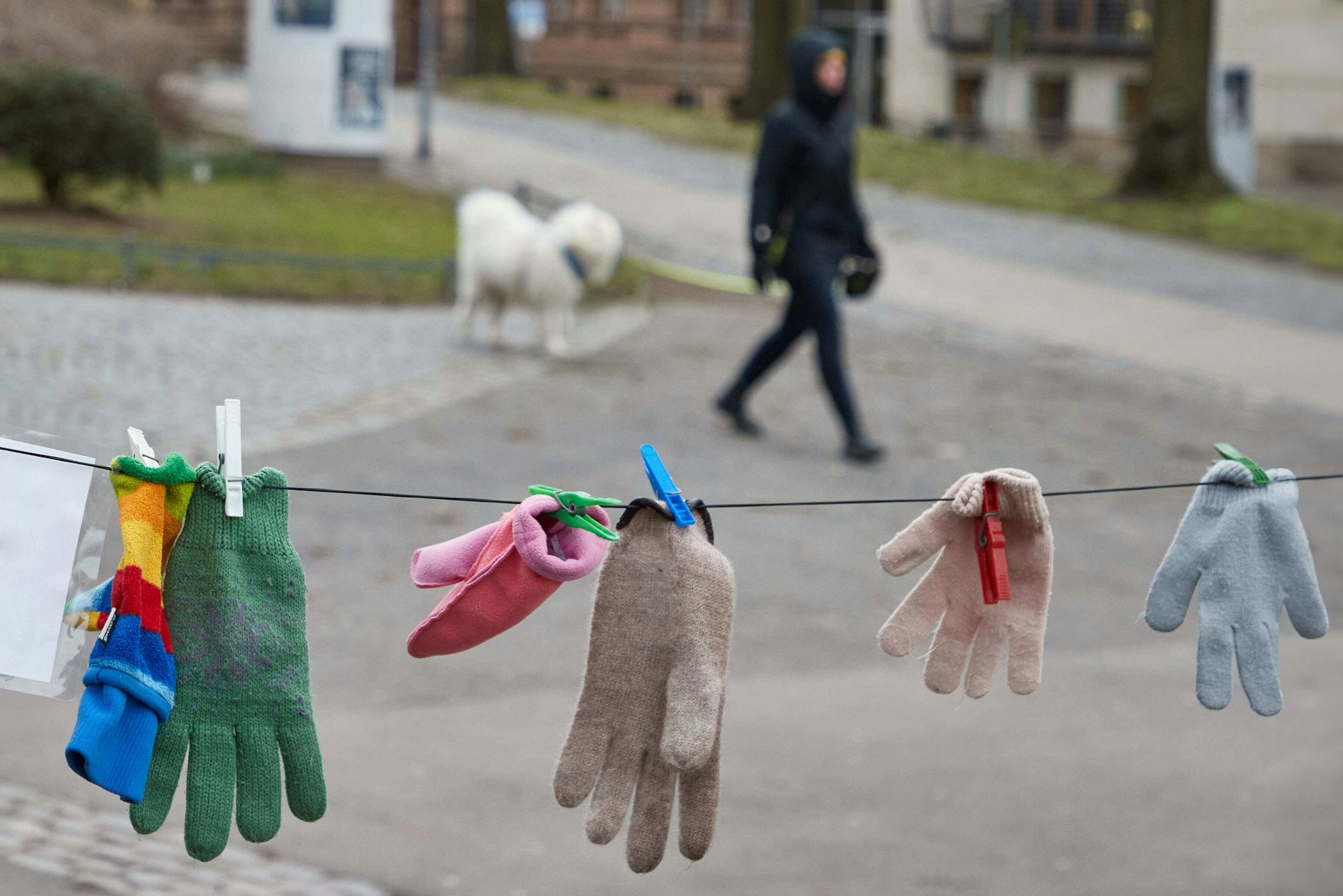 Einzelne Handschuhe auf einer Wäscheleine. Es gibt kaum ein stärkeres Sinnbild für das Alleinsein als einen Handschuh, der seinen Partner verloren hat.