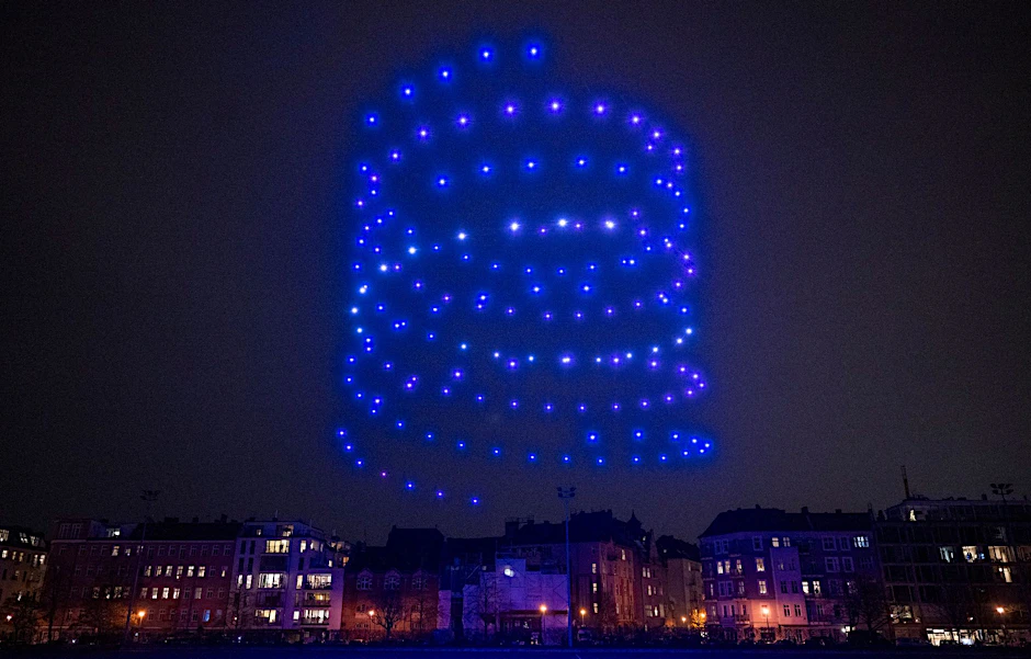 dpatopbilder - In Berlin formen leuchtende Drohnen am Himmel eine Spirale. Die Show der Deutschen Umwelthilfe soll zeigen, welche Alternativen es zum Feuerwerk gibt.  