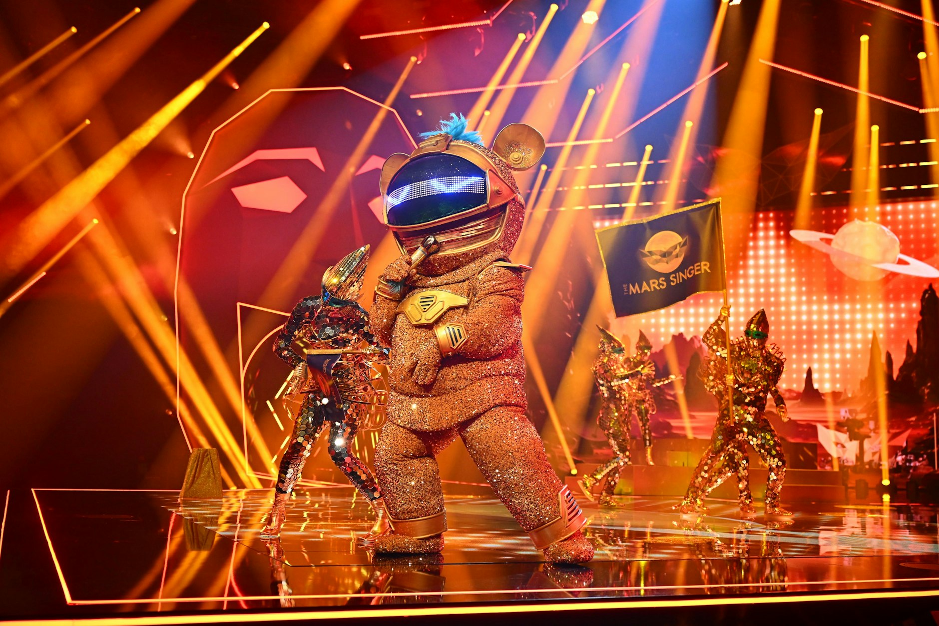 Die Marsmaus bei ihrem Auftritt auf der Bühne von „Masked Singer“.