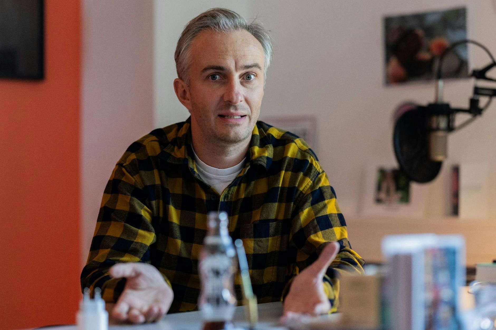 Jan Böhmermann im Interview mit der dpa in seinem Büro in den Räumen von Studio Ehrenfeld in Köln.