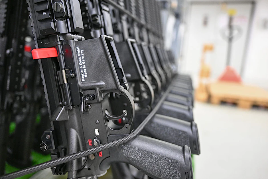 ARCHIV - In der Produktionshalle des Waffenherstellers Heckler & Koch in Oberndorf sind Sturmgewehre vom Typ HK416 F-S aufgereiht.  