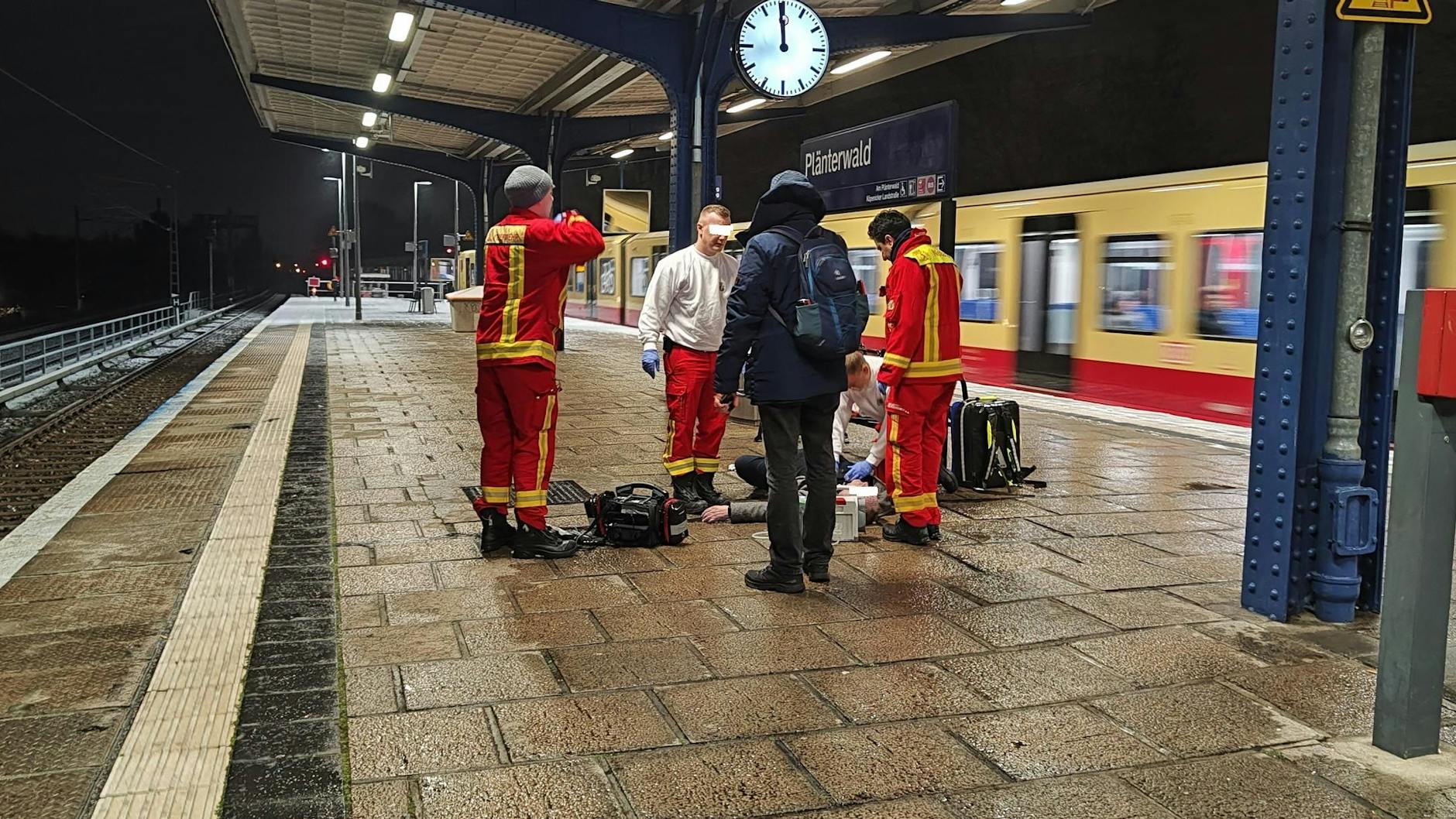 Ein Ersthelfer (blauer Rucksack) hatte am S-Bahnhof Plänterwald noch versucht, einen Mann zu reanimieren.