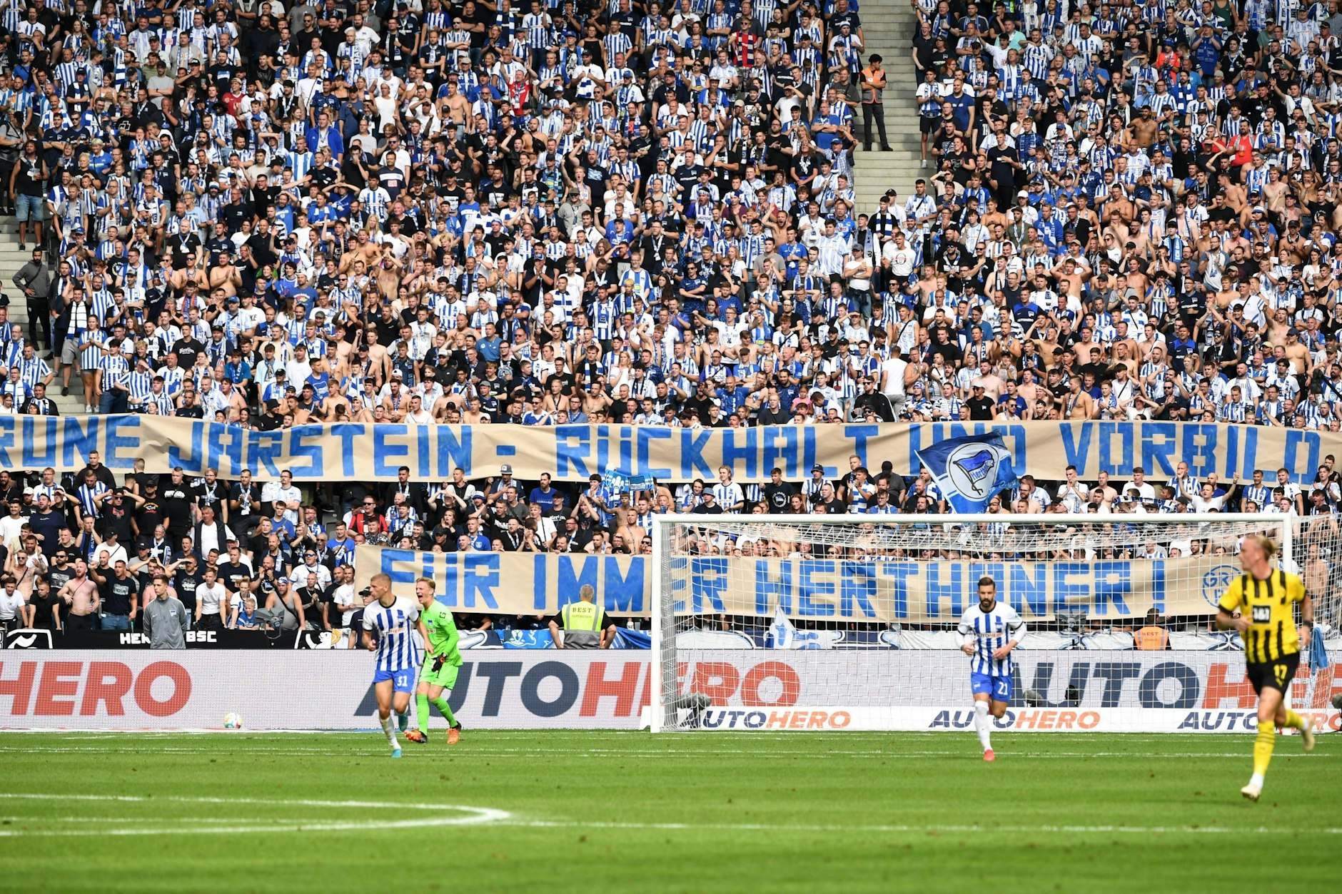 Die Fans von Hertha BSC hielten auch während des Streits vor Gericht zum Torhüter Rune Jarstein.