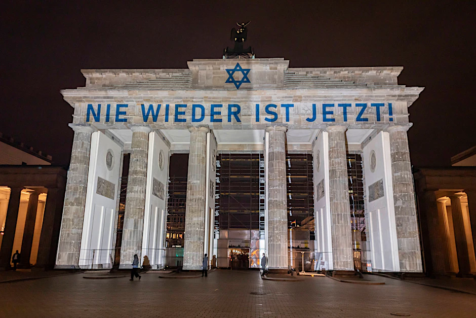 Am 85. Jahrestag der Novemberpogrome wurde das Brandenburger Tor in Berlin in den Farben der israelischen Flagge angestrahlt.&nbsp;