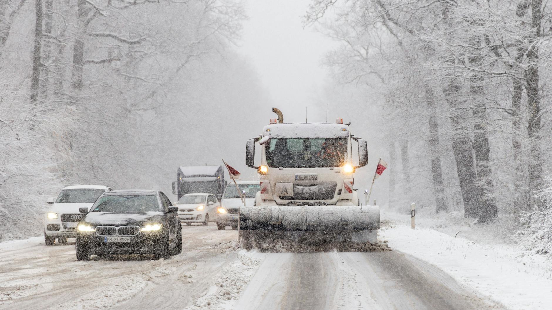 Schneechaos in Deutschland: Bei starken Schneefällen kommt es auf der Bundesstraße 456 am Saalburgpass zu erheblichen Behinderungen im Straßenverkehr.