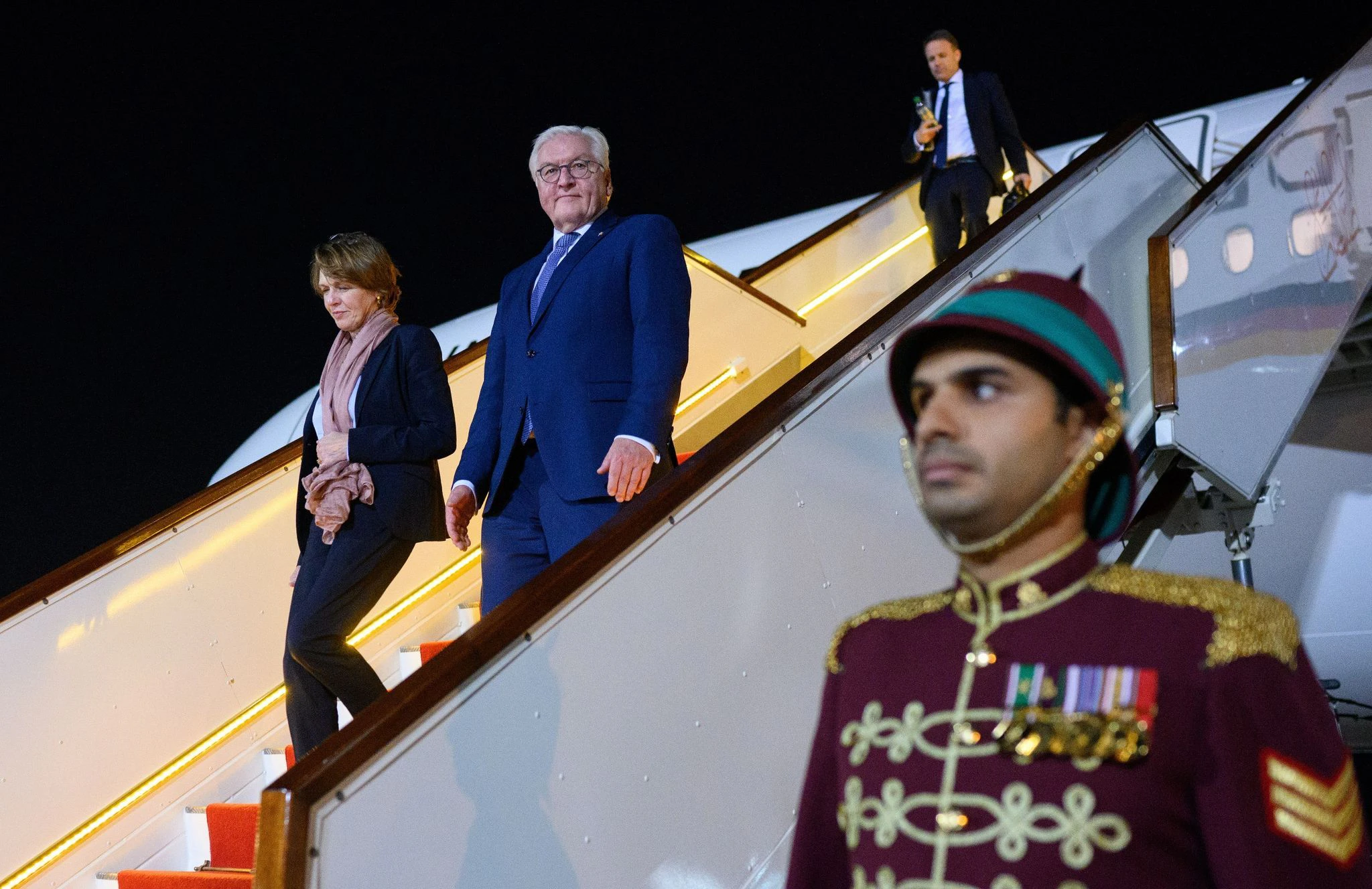 Bundespräsident Frank-Walter Steinmeier und seine Frau Elke Büdenbender steigen auf dem Internationalen Flughafen in Maskat aus ihrer Maschine. Das deutsche Staatsoberhaupt setzt seine viertägige Nahost-Reise mit einem Besuch in Oman fort.  