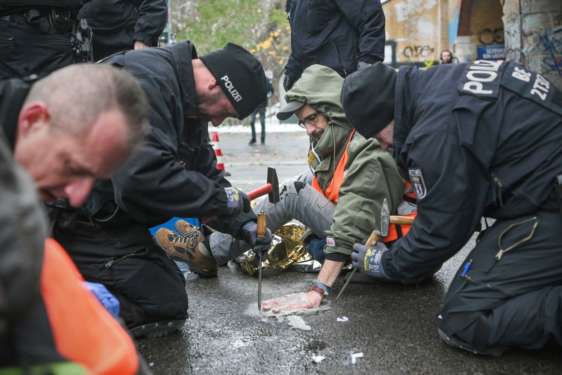 Eine Straßenblockade der Letzten Generation in Berlin. 