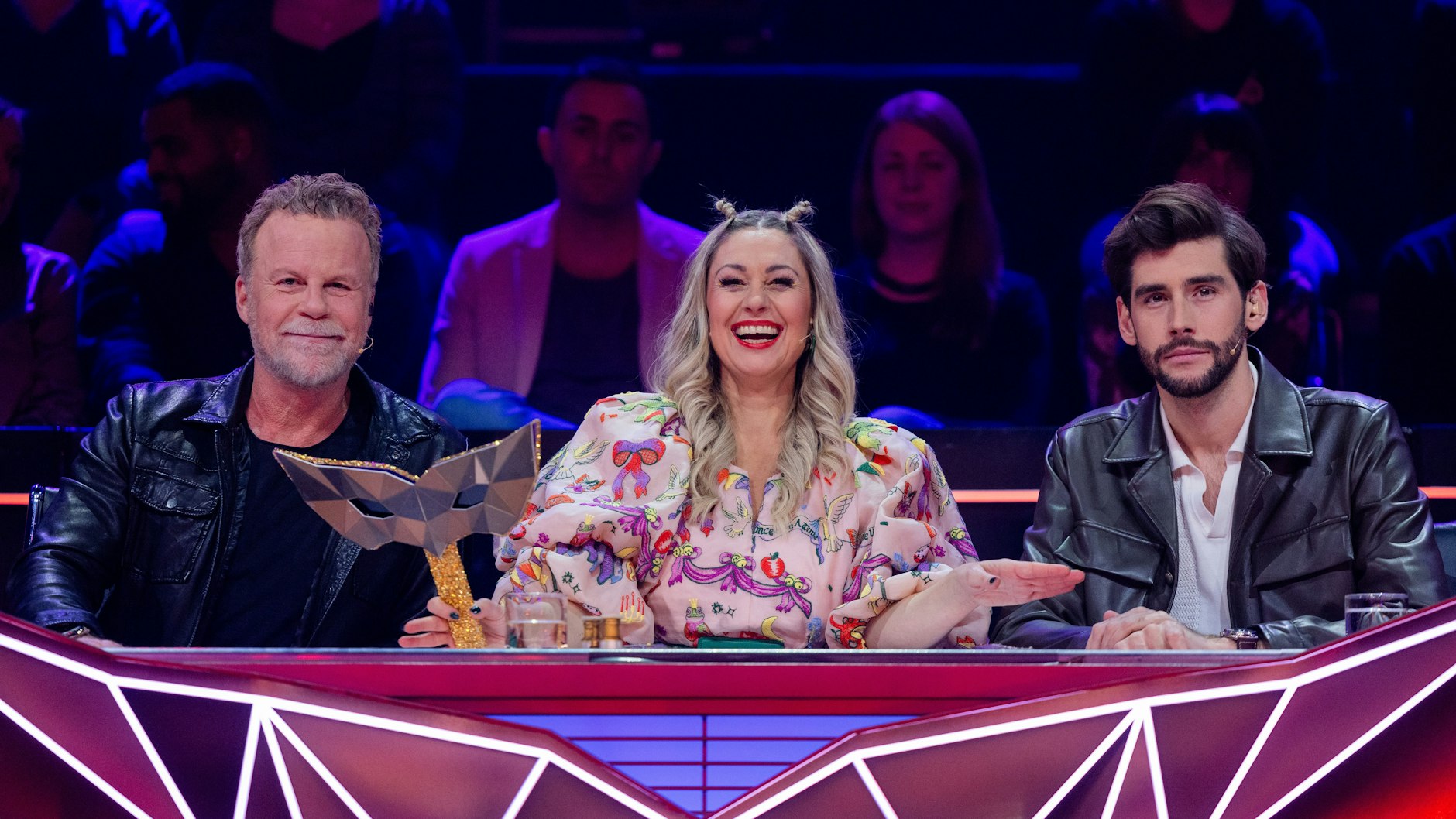 Jenke von Wilmsdorff (links) saß in der Auftakt-Folge von „Masked Singer“ neben Ruth Moschner und Alvaro Solér in der Jury.