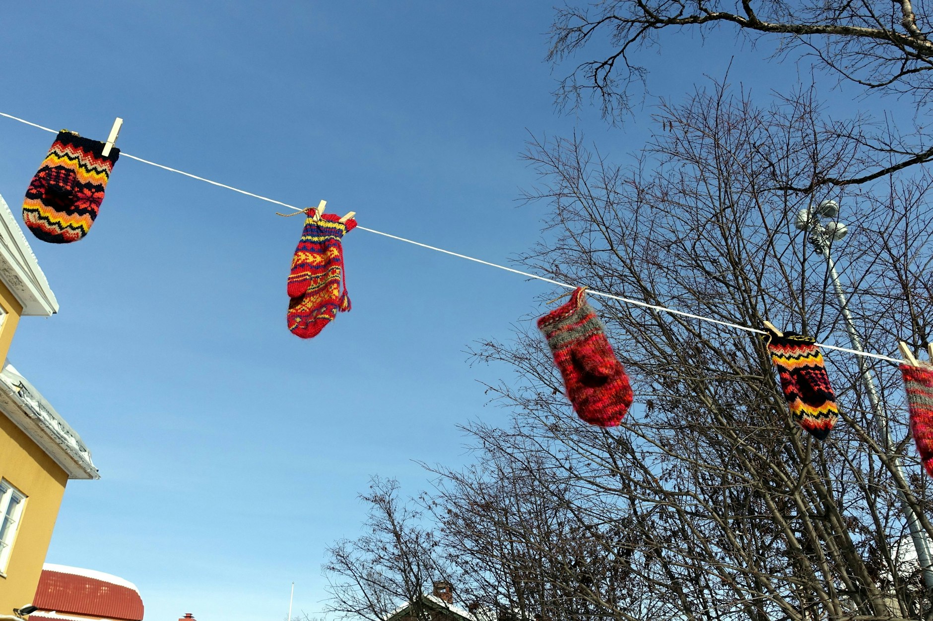 Anderswo eine Art Winterschmuck. Handschuhe auf der Leine im schwedischen Kiruna.