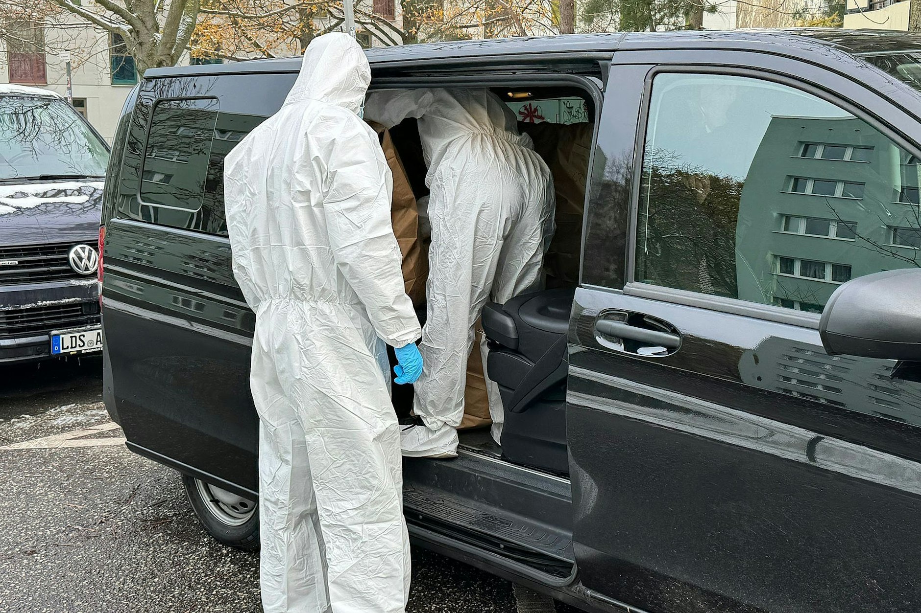 Marzahn: Ermittler sichern Spuren, nachdem ein Mann in seiner Wohnung tot aufgefunden wurde. 