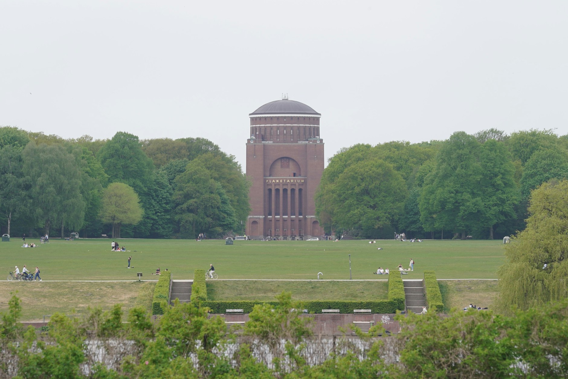 Tatort: Die Festwiese und das Planetarium im Hamburger Stadtpark.