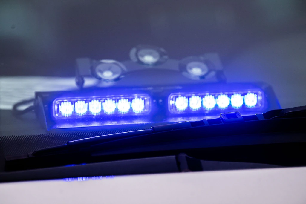 Mann würgt Seniorin, wird freigelassen und vergewaltigt eine junge Frau