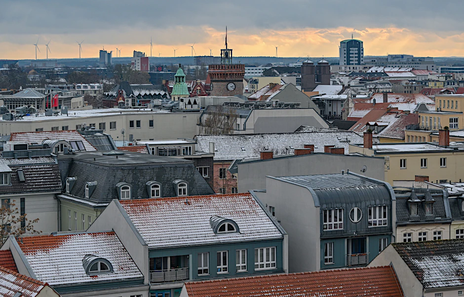 Blick über winterliche Hausdächer in Cottbus. Vielen Menschen fehlte im Jahr 2022 das Geld zum angemessenen Heizen.