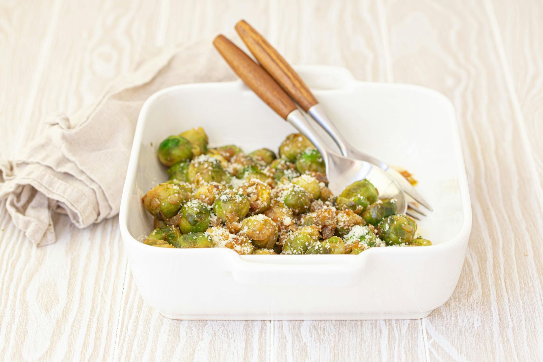 Ob als Beilage oder als eigenständiges Gericht: Rosenkohl mit Parmesan und Knoblauch aus dem Ofen schmeckt einfach immer – und das Rezept ist nicht schwer.