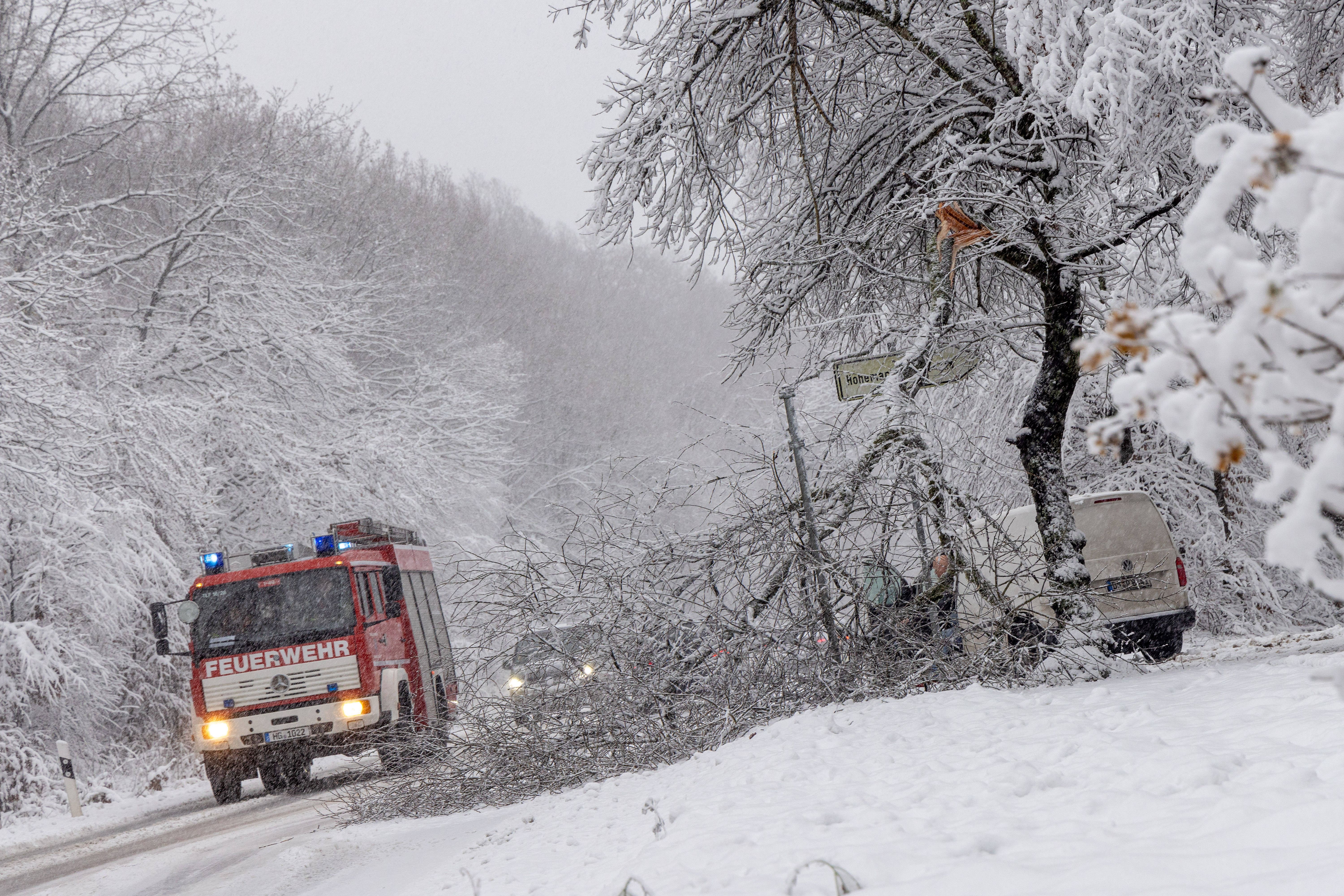 Deutschland Versinkt Im Schneechaos: Schon Zwei Tote