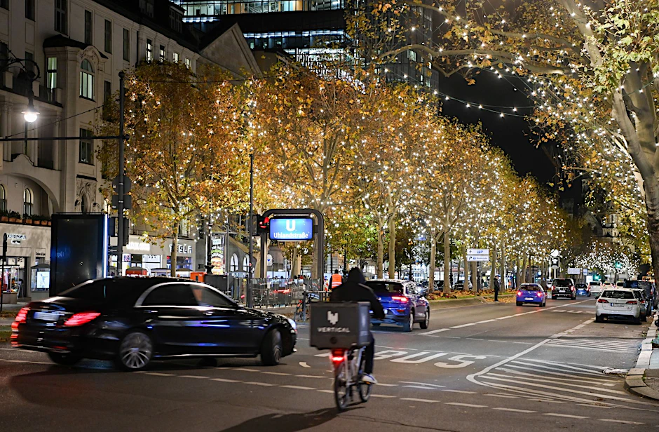 Dieses Jahr wahrscheinlich nur in reduzierter Form: die Weihnachtsbeleuchtung am Kurfürstendamm in Berlin.