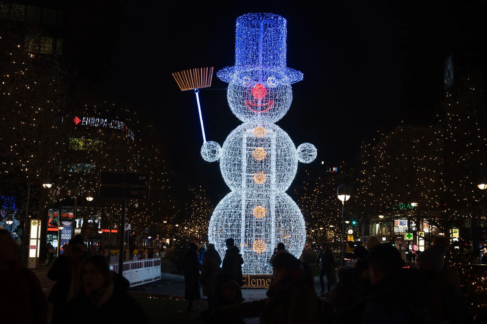 Dieses Jahr nicht dabei: der Schneemann. Auch seine Kollegen Weihnachtsmann und Nussknacker machen Pause.