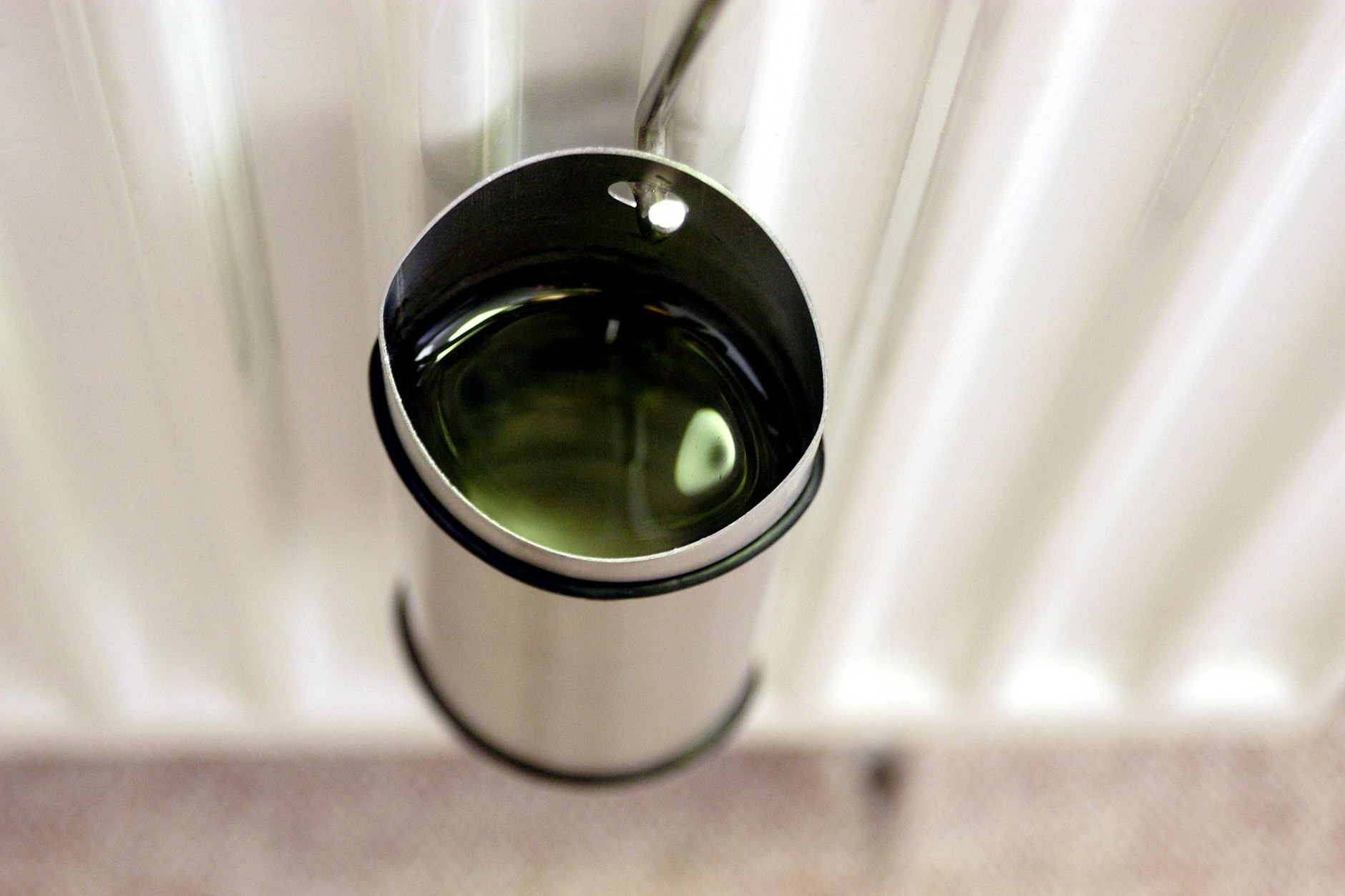 Die Luftfeuchtigkeit lässt sich beispielsweise mit einem Luftbefeuchter erhöhen, der einfach an den Heizkörper gehangen wird.