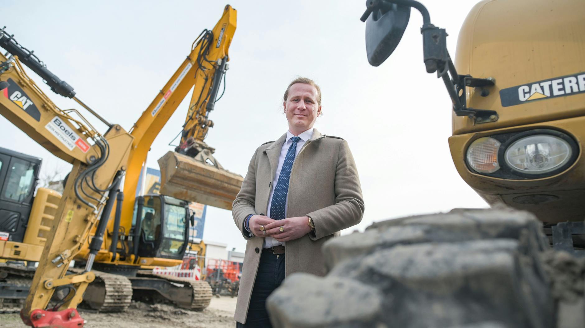 Mann zwischen Baggern: der Lichtenberger Baustadtrat Kevin Hönicke
